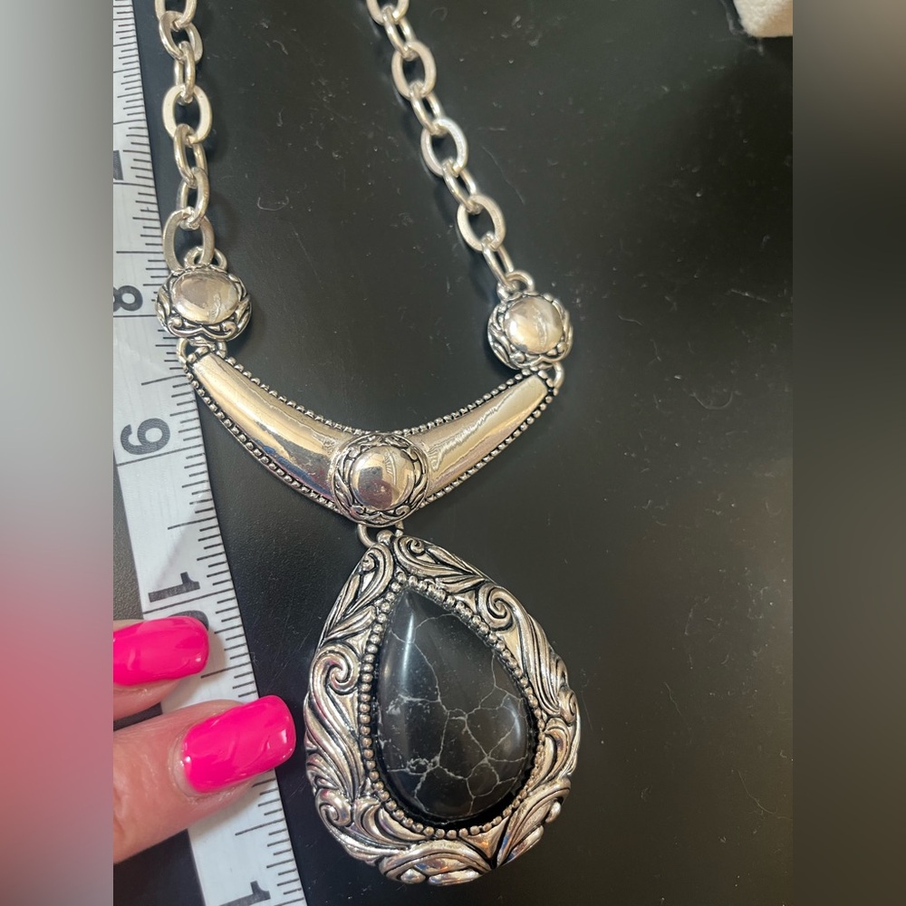 Elegant Silver and Black Pendant Necklace Vintage - Picture 9 of 9